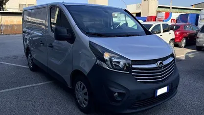 Usata Opel Vivaro 120 CV (88 kW) 2014 Argento Monovolume