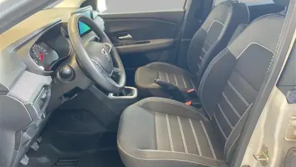 Usata Dacia Jogger Comfort 101 CV (74 kW) 2022 Grigio chiaro Monovolume