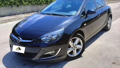 Nero Usata 2013 Opel Astra Cosmo Tre volumi | 4999 € (Buon prezzo)