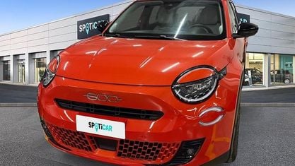 Begagnad Fiat 600 La Prima 114 kW (156 HK) 2024 Orange SUV
