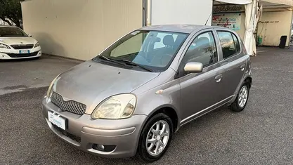 Grigio Usata 2005 Toyota Yaris Sol Tre volumi | 1590 € (Ottimo prezzo)
