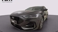 Magnetic grey Usata 2024 Ford Focus ST-Line Tre volumi | 22.480 € (Buon prezzo)