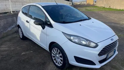 Usata Ford Fiesta 75 CV (55 kW) 2013 Bianco Furgone