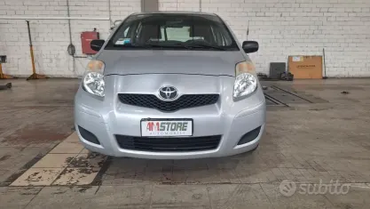 Usata Toyota Yaris Sol 69 CV (50 kW) 2010 Grigio Utilitaria