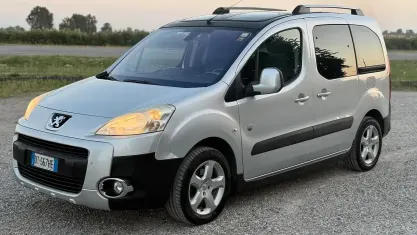 Usata Peugeot Partner Tepee Outdoor 109 CV (80 kW) 2008 Argento Monovolume