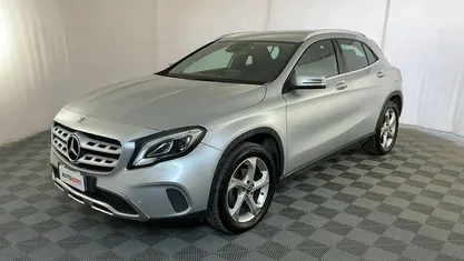Usata Mercedes GLA200 135 CV (99 kW) 2019 Argento SUV