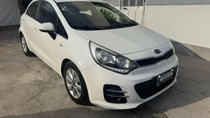 Bianco Usata 2016 Kia Rio Tre volumi | 6900 € (Buon prezzo)