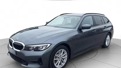 Usata BMW 330e Advantage 184 CV (135 kW) 2021 Grigio metall. Station wagon