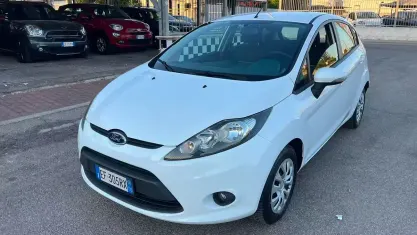 Usata Ford Fiesta Titanium 82 CV (60 kW) 2010 Bianco Berlina