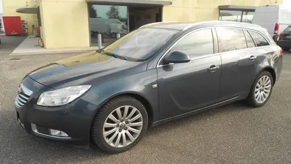 Usata Opel Insignia Cosmo 160 CV (117 kW) 2010 Grigio metallizzato Station wagon