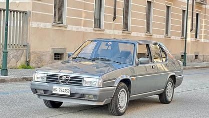 Second-hand Alfa Romeo 90 128 CP (94 kW) 1986 Gri Berlinǎ