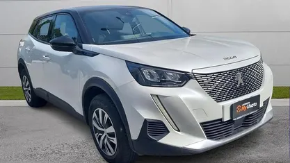 Usata Peugeot e-2008 Active 100 kW (136 CV) 2023 Bianco madre perla SUV