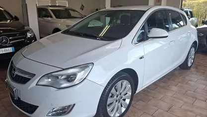 Usata Opel Astra Cosmo 140 CV (102 kW) 2010 Bianco Berlina