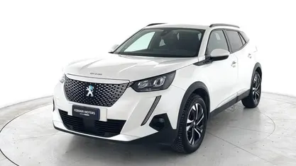 Usata Peugeot 2008 Allure 100 kW (136 CV) 2021 Bianco SUV