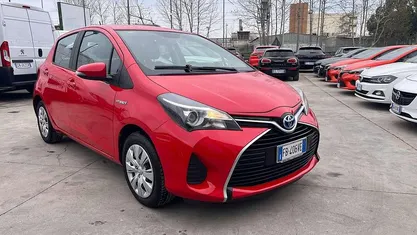 Usata Toyota Yaris Hybrid Active 73 CV (53 kW) 2015 Rosso Berlina