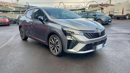 Grigio scuro Usata 2025 Renault Clio V Techno Tre volumi | 16.900 € (Buon prezzo)