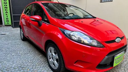 Rosso Usata 2010 Ford Fiesta Tre volumi | 5100 € (Buon prezzo)