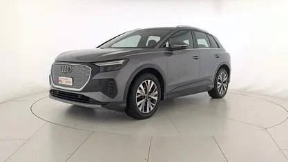 Grigio tifone metallizzato Usata 2023 Audi Q4 e-tron Advanced SUV | 34.900 € (Ottimo prezzo)