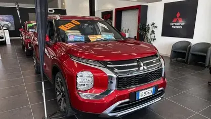 Nuova Mitsubishi Outlander P-HEV Intense 306 CV (225 kW) 2026 Rosso SUV
