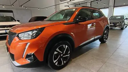 Usata Peugeot 2008 Allure 110 CV (80 kW) 2022 Arancione SUV