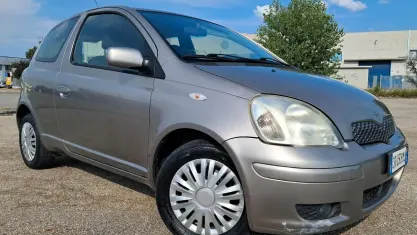 Usata Toyota Yaris 87 CV (63 kW) 2004 Marrone Berlina