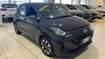 Usata Hyundai i10 67 CV (49 kW) 2023 Bicolore blu  nero Utilitaria