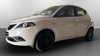 Usata Lancia Ypsilon Silver 69 CV (50 kW) 2021 Bianco Utilitaria