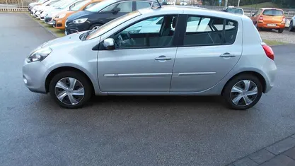 Grigio Usata 2010 Renault Clio II Due volumi | 5900 € (Molto cara)