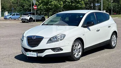 Begagnad Lancia Delta Gold 120 HK (88 kW) 2013 Vit Halvkombi