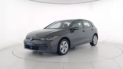 Dolphin grey metallizzato Usata 2025 VW Golf Life Tre volumi | 26.400 € (Ottimo prezzo)
