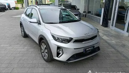 Usata Kia Stonic Style 83 CV (61 kW) 2023 Argento SUV