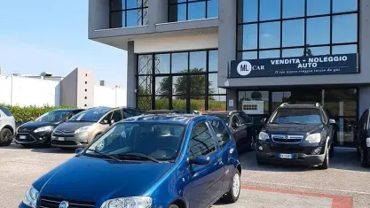 Usata Fiat Punto Dynamic 69 CV (50 kW) 2004 Bluazzurro Utilitaria