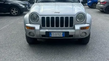 Usata Jeep Cherokee Sport 143 CV (105 kW) 2004 Grigio SUV