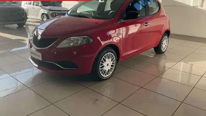 Usata Lancia Ypsilon Gold 70 CV (51 kW) 2017 Rosso Utilitaria