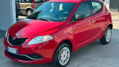 Usata Lancia Ypsilon 80 CV (58 kW) 2015 Rosso Utilitaria