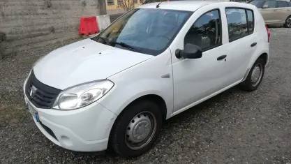 Usata Dacia Sandero 72 CV (52 kW) 2010 Bianco Berlina
