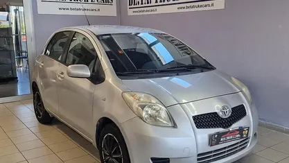 Usata Toyota Yaris Sol 69 CV (50 kW) 2007 Gray Utilitaria
