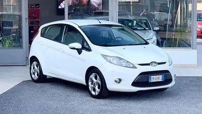 Usata 2012 Ford Fiesta Tre volumi | 4300 € (Buon prezzo)