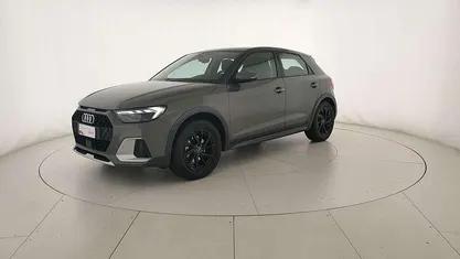 Grigio chronos metallizzato grigio manha Usata 2023 Audi A1 Design Tre volumi | 25.900 € (Buon prezzo)