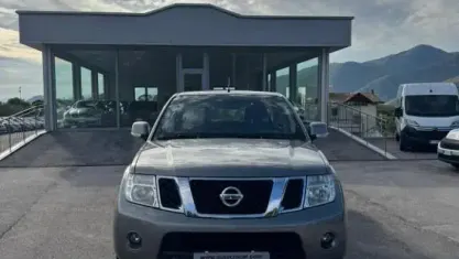 Usata Nissan Navara 190 CV (139 kW) 2015 Grigio Pick-up