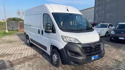 Usata Opel Movano S 140 CV (102 kW) 2022 Bianco pastello Furgone