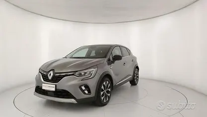 Usata Renault Captur Techno 160 CV (117 kW) 2022 Grigio SUV