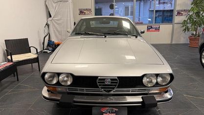 Begagnad Alfa Romeo Alfetta 130 HK (95 kW) 1970 Grå Sedan