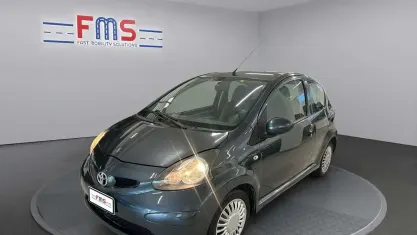 Usata Toyota Aygo 68 CV (50 kW) 2006 Grigio scuro Utilitaria