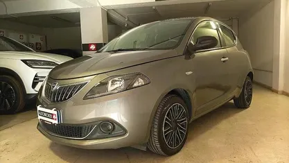 Begagnad Lancia Ypsilon Gold 70 HK (51 kW) 2023 Grå Halvkombi