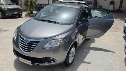 Usata Lancia Ypsilon Gold 85 CV (62 kW) 2014 Grigio Utilitaria