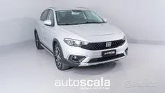 Grigio scuro metallizzato Usata 2023 Fiat Tipo Cross Tre volumi | 19.990 € (Buon prezzo)