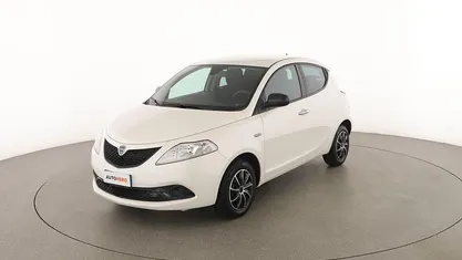 Begagnad Lancia Ypsilon Gold 70 HK (51 kW) 2019 Vit