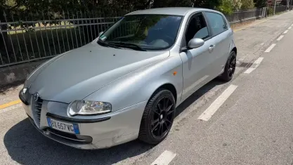 Usata Alfa Romeo 147 105 CV (77 kW) 2001 Grigio Utilitaria