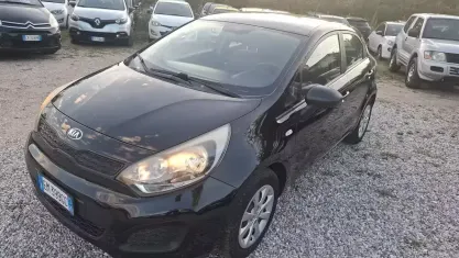 Usata Kia Rio 75 CV (55 kW) 2014 Nero Berlina